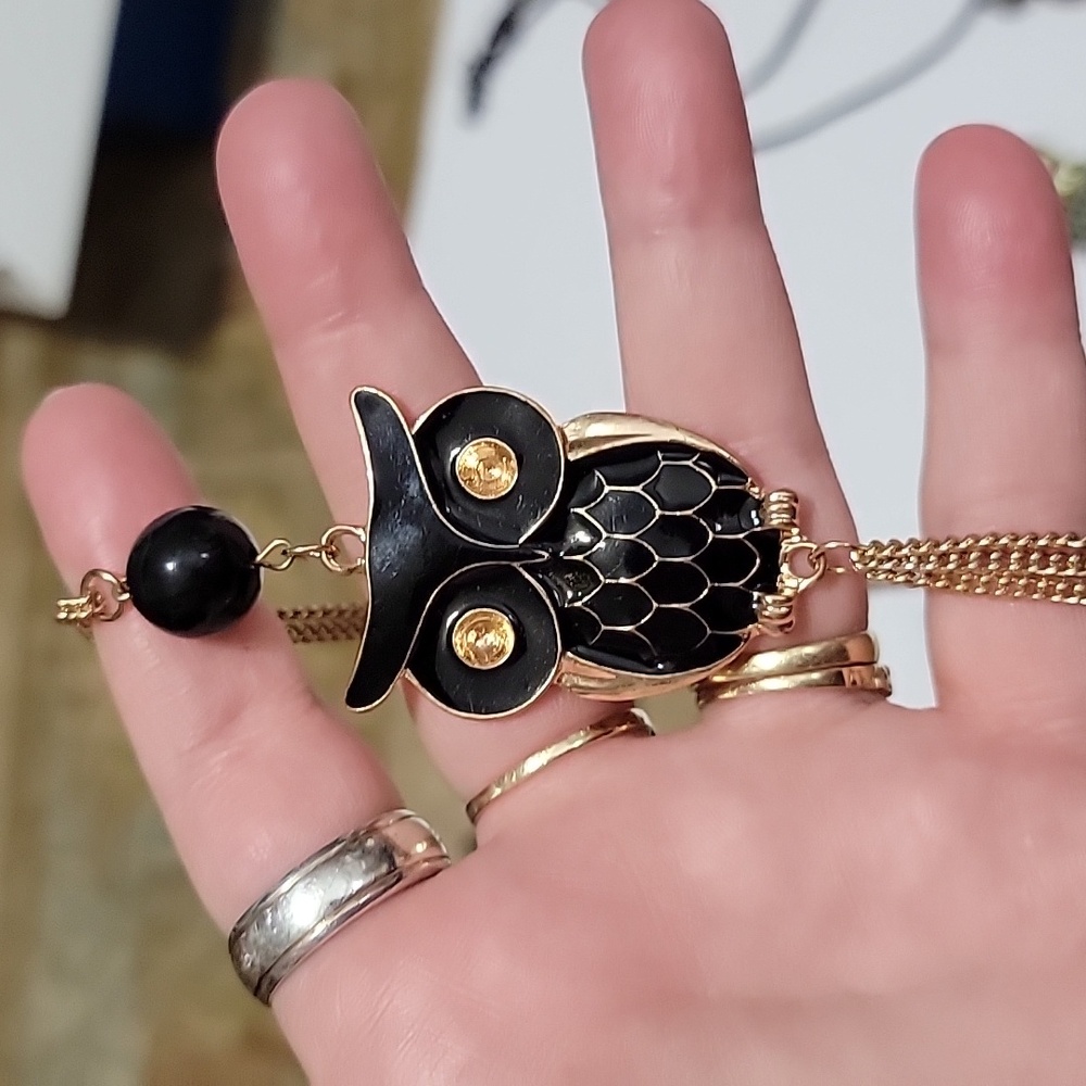 Owl necklace black enamal goldtone tassle inset gold tone eyes 12" drop Onblu57